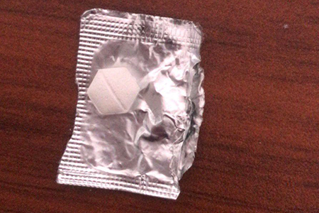 Digital image of a single Misoprolen tablet in individual packaging, displaying distinctive markings and branding typical in Peru.